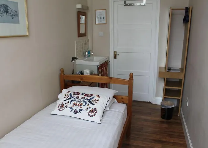 Dene Guest House, New Town 3*