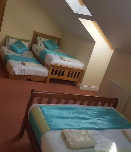 Penthouse Sleeps 11 דירה