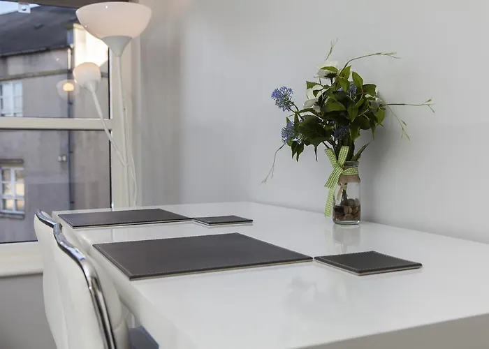 Amazing Apartments - Annandale St Near The Playhouse - Free Parking Apartment *