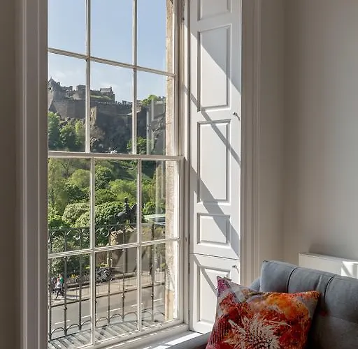 Destiny Scotland - Chisholm Hunter Edimburgo