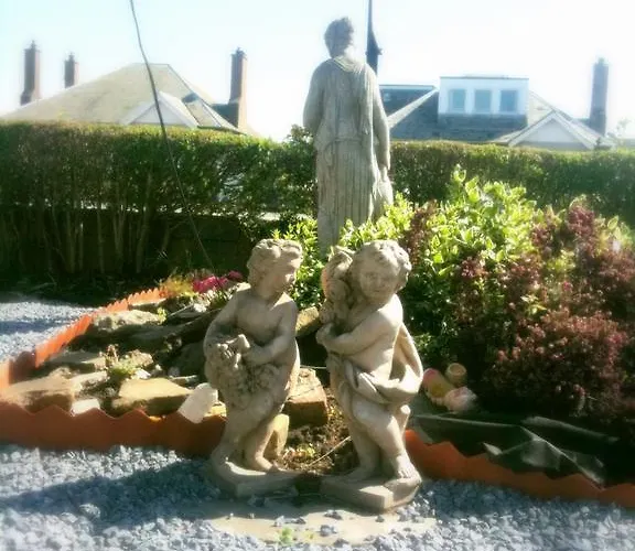 לינה וארוחת בוקר Almond House