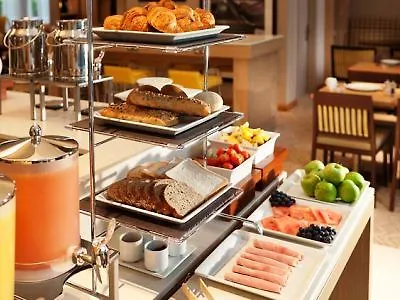 By Marriott Отель Эдинбург