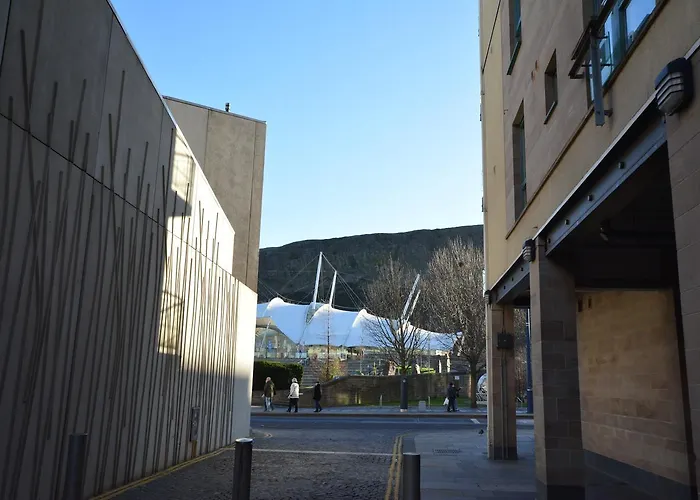 Holyrood Park - Carparking Included! Lägenhet *