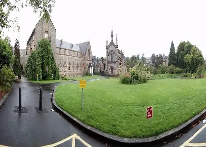 Gillis Centre فندق