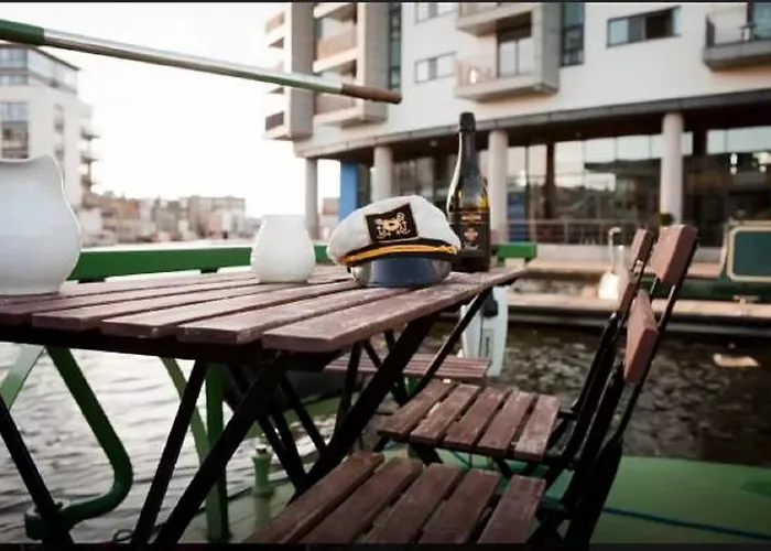 Úszó hotel - Houseboats Edinburgh