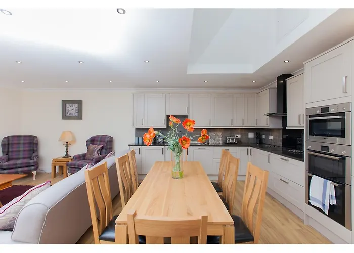 Historic Stone Built 4br For 8 W/parking * Edinburgh