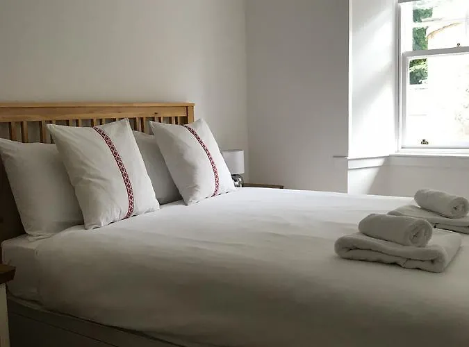 Trinity - With Private Garden And Parking * Edinburgh