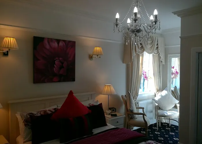 Aaran 4* Edinburgh