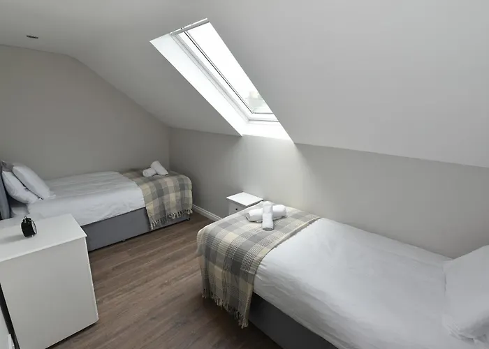 St Patrick Square Main Door * אדינבורו