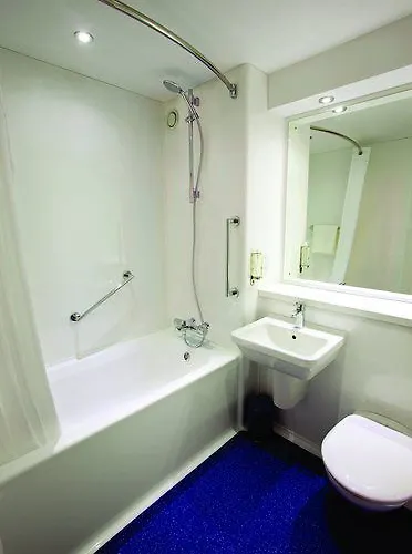 Travelodge Queen Street 3*