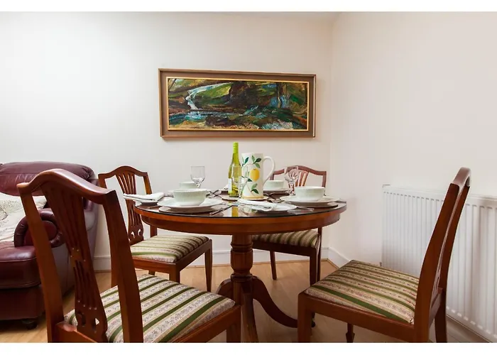 Spacious, Central Apartment *