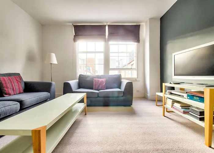 Joivy Bright 1 Bed Flat, Close To Princess Street