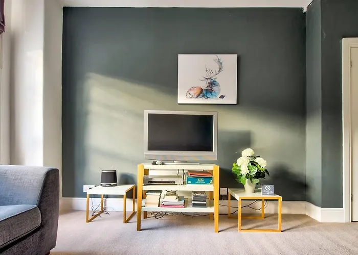 Апартаменты Joivy Bright 1 Bed Flat, Close To Princess Street *