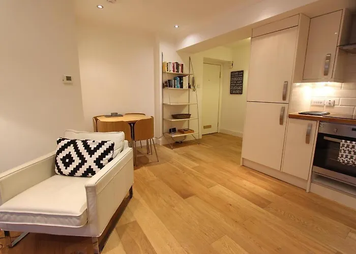 3 Royal Mile Flat Near Castle *