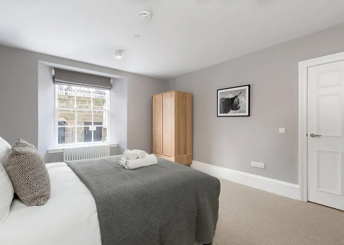 Joivy Luxurious Near Haymarket Station Apartment