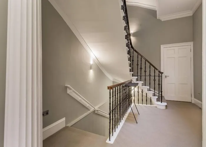 Joivy Spacious Close To Princes Street Apartament *