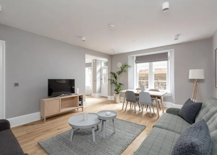 Joivy Luxurious Near Haymarket Station Apartment