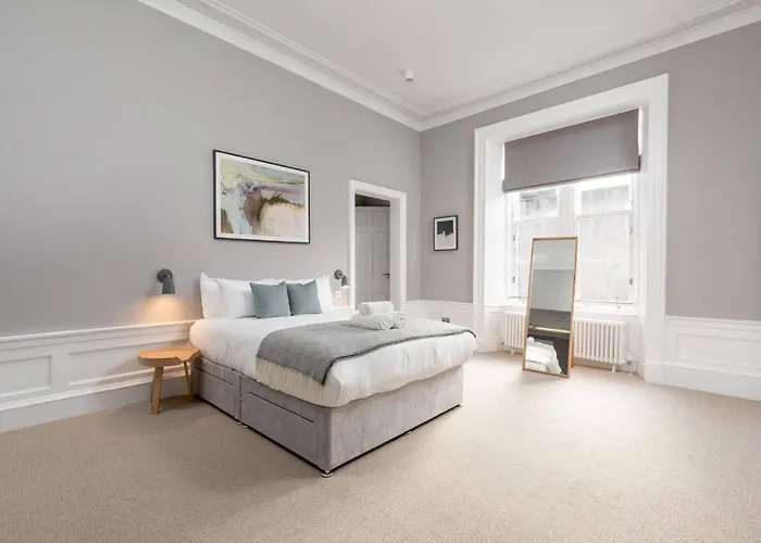 Joivy Spacious Close To Princes Street Apartament *