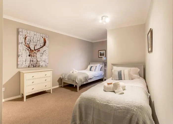 Joivy Historic Centre With Free Secure Parking - No Suvs * אדינבורו