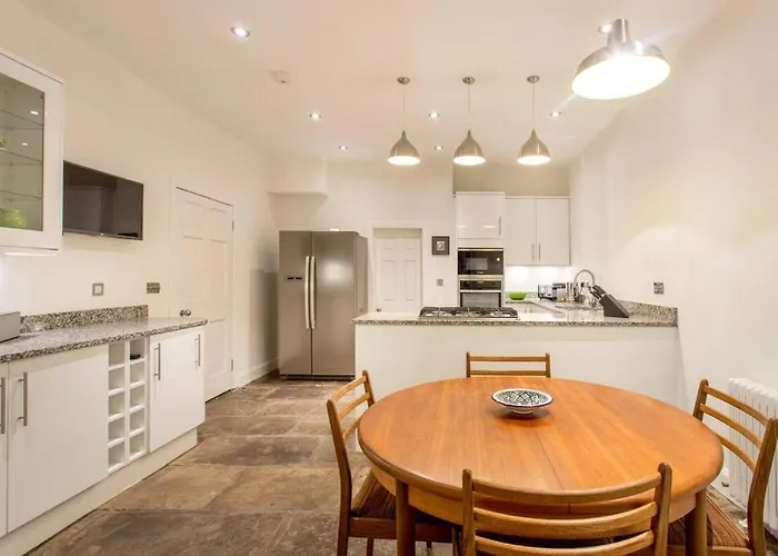 Joivy Spacious Flat With Garden In Centre