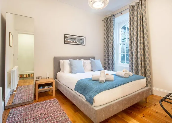 דירה Joivy Spacious Flat With Garden In Centre אדינבורו