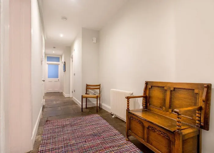 Joivy Spacious Flat With Garden In Centre דירה