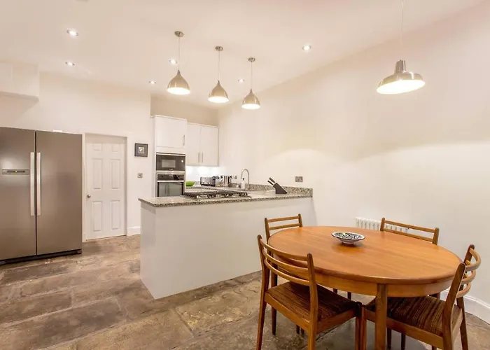 Joivy Spacious Flat With Garden In Centre אדינבורו