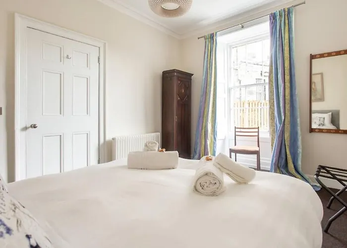 Apartment Joivy Spacious Flat With Garden In Centre