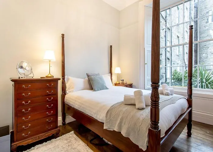 Joivy Converted Flat In Historic Building In New Town