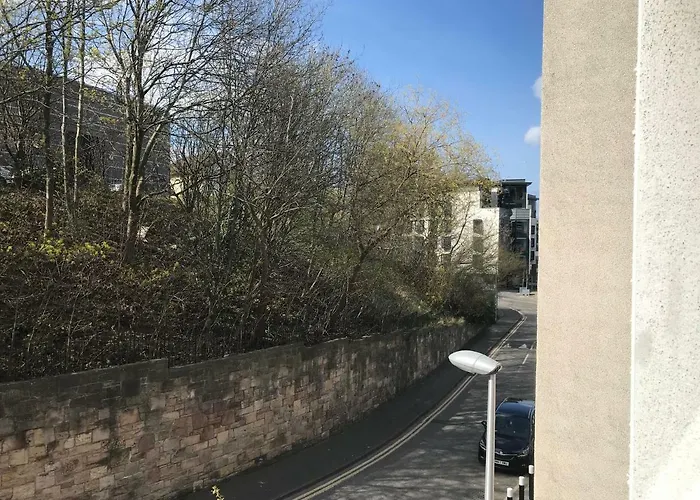 Апартаменты Holyrood Skyline