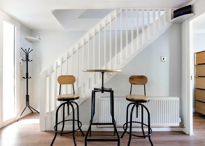 Апартаменты Holyrood Skyline