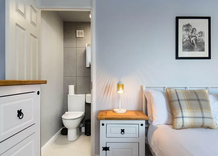 Holyrood Skyline * Эдинбург