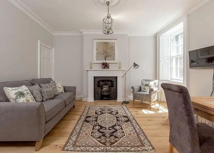 Altido Elegant Georgian 2-bedrm Apt In Heart Of Old Town * Edinburgh