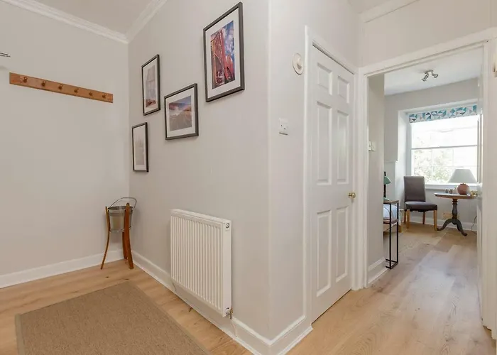 Altido Elegant Georgian 2-bedrm Apt In Heart Of Old Town Daire *