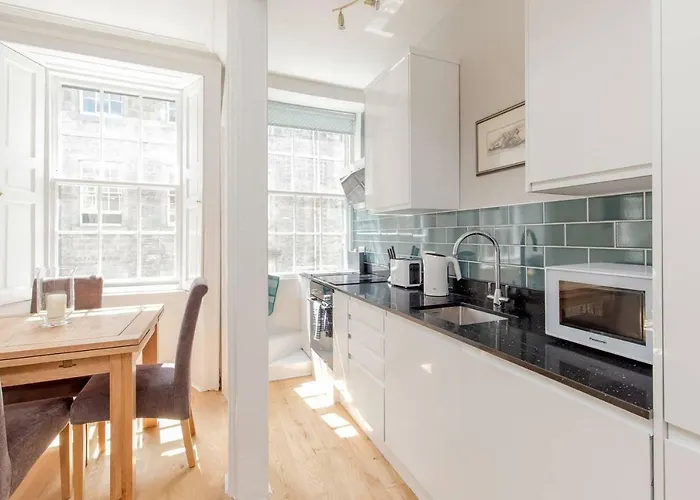 Altido Elegant Georgian 2-bedrm Apt In Heart Of Old Town *