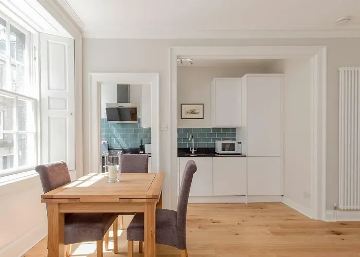Altido Elegant Georgian 2-bedrm Apt In Heart Of Old Town * Edinburgh