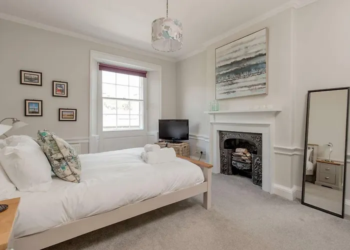 Altido Elegant Georgian 2-bedrm Apt In Heart Of Old Town *