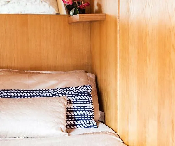 - Houseboats Ботель