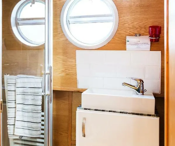 - Houseboats 4* Edinburgh