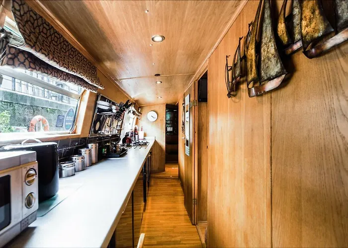 - Houseboats 4*
