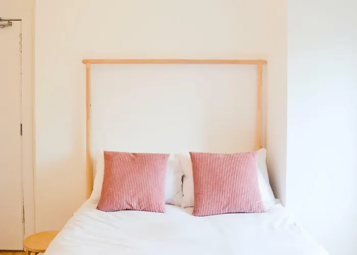 Modern 1 Bedroom Flat In The Heart Of *