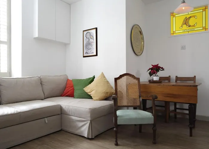 Quiet Ground Floor Mews Flat And Parking *