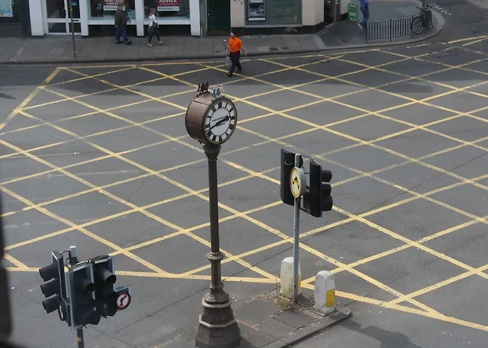 3 Bedroom Centre In Lauriston Place דירה