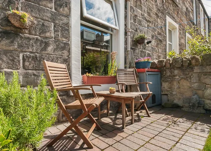 Cozy With Character Vibrant Style Flat At Leith Links Park Edinburgh