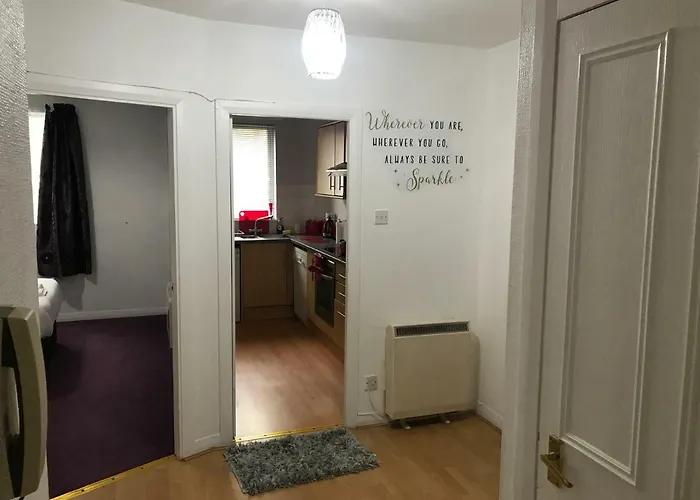 Modern 2 Bedroom דירה *