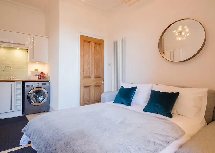 Historic 1890s Turned Relaxing Retreat Lejlighed *