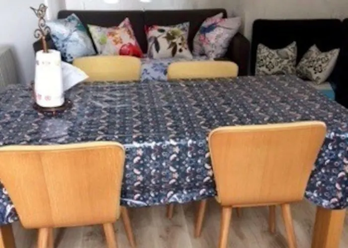 Royal Mile 3rd Floor No Lift شقة