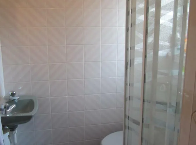 The White House 招待所 *