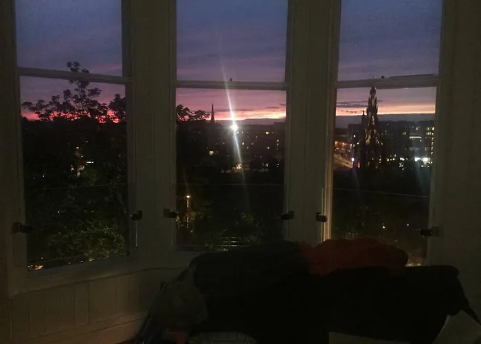 Modern Flat With Fantastic Views By The Royal Mile