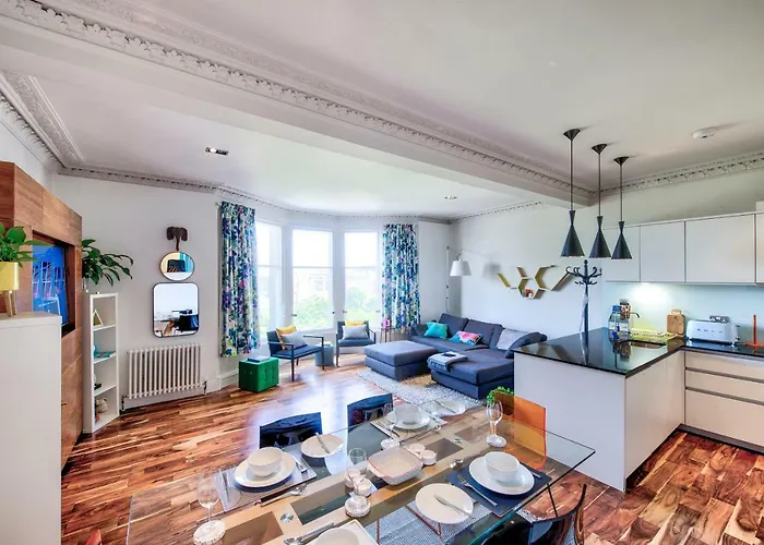 Modern Flat With Fantastic Views By The Royal Mile